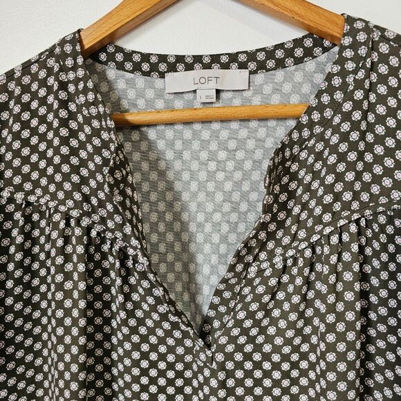 EUC LIKE NEW LOFT GREEN SPLIT V TINY FLORAL PRINT FLUTTER SLEEVES TOP SZ LARGE - Picture 8 of 13